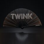 Festival Fan „TWINK“ v černé barvě – statement Rave & Pride – Zobrazení 1