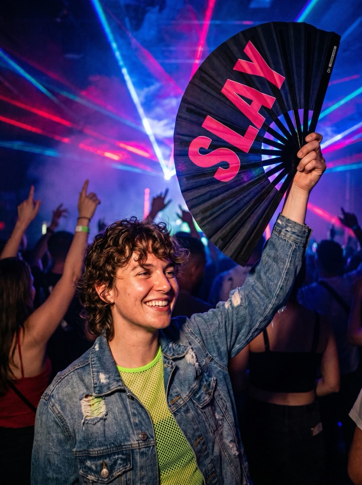 Festival Fan „SLAY“ v černo-růžové barvě – CSD & Rave doplněk – Zobrazení 2