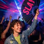 Festival Fan „SLAY“ v černo-růžové barvě – CSD & Rave doplněk – Zobrazení 2