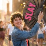 Festival Fan „SLAY“ v černo-růžové barvě – CSD & Rave doplněk – Zobrazení 3