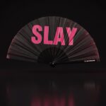 Festival Fan „SLAY“ v černo-růžové barvě – CSD & Rave doplněk – Zobrazení 1