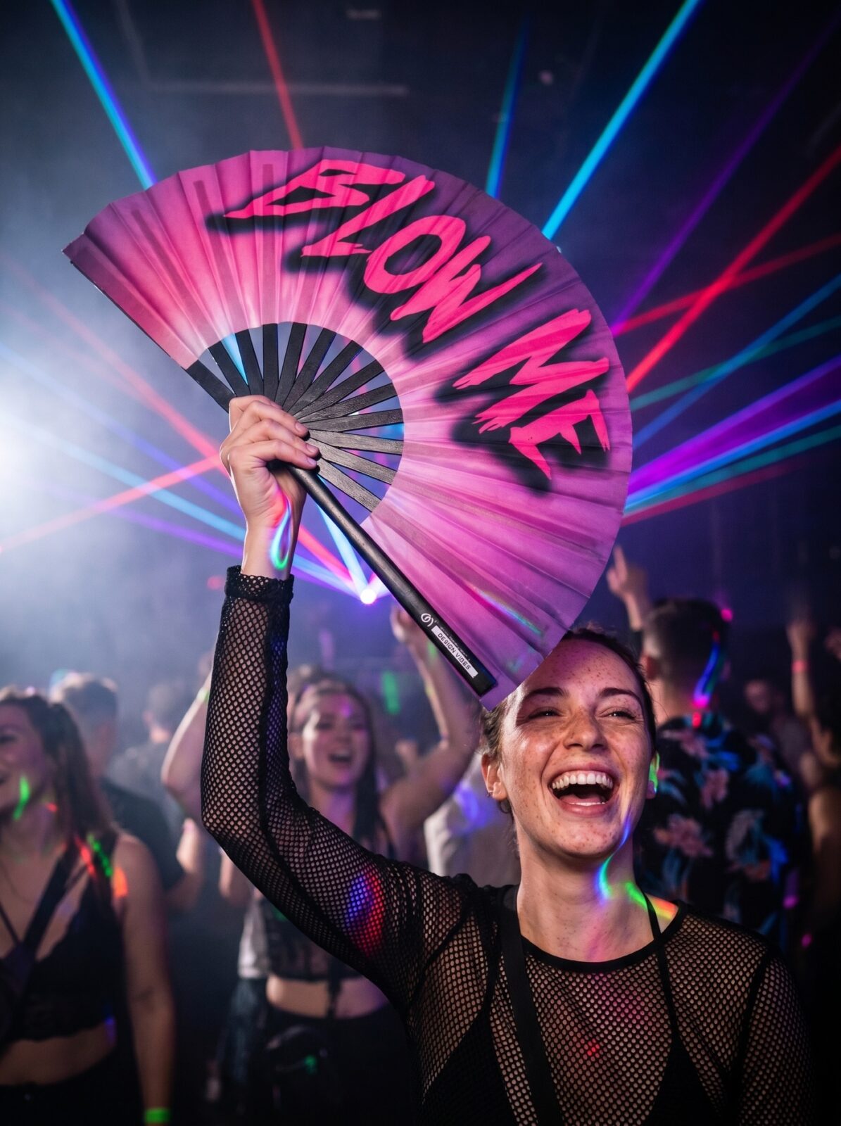 Festival Fan „BLOW ME“ ve fialovo-modré barvě – Rave & CSD doplněk – Zobrazení 2