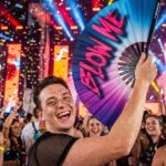Festival Fan „BLOW ME“ ve fialovo-modré barvě – Rave & CSD doplněk – Zobrazení 4