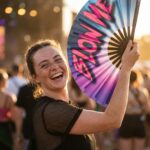 Festival Fan „BLOW ME“ ve fialovo-modré barvě – Rave & CSD doplněk – Zobrazení 3