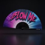 Festival Fan „BLOW ME“ ve fialovo-modré barvě – Rave & CSD doplněk – Zobrazení 1