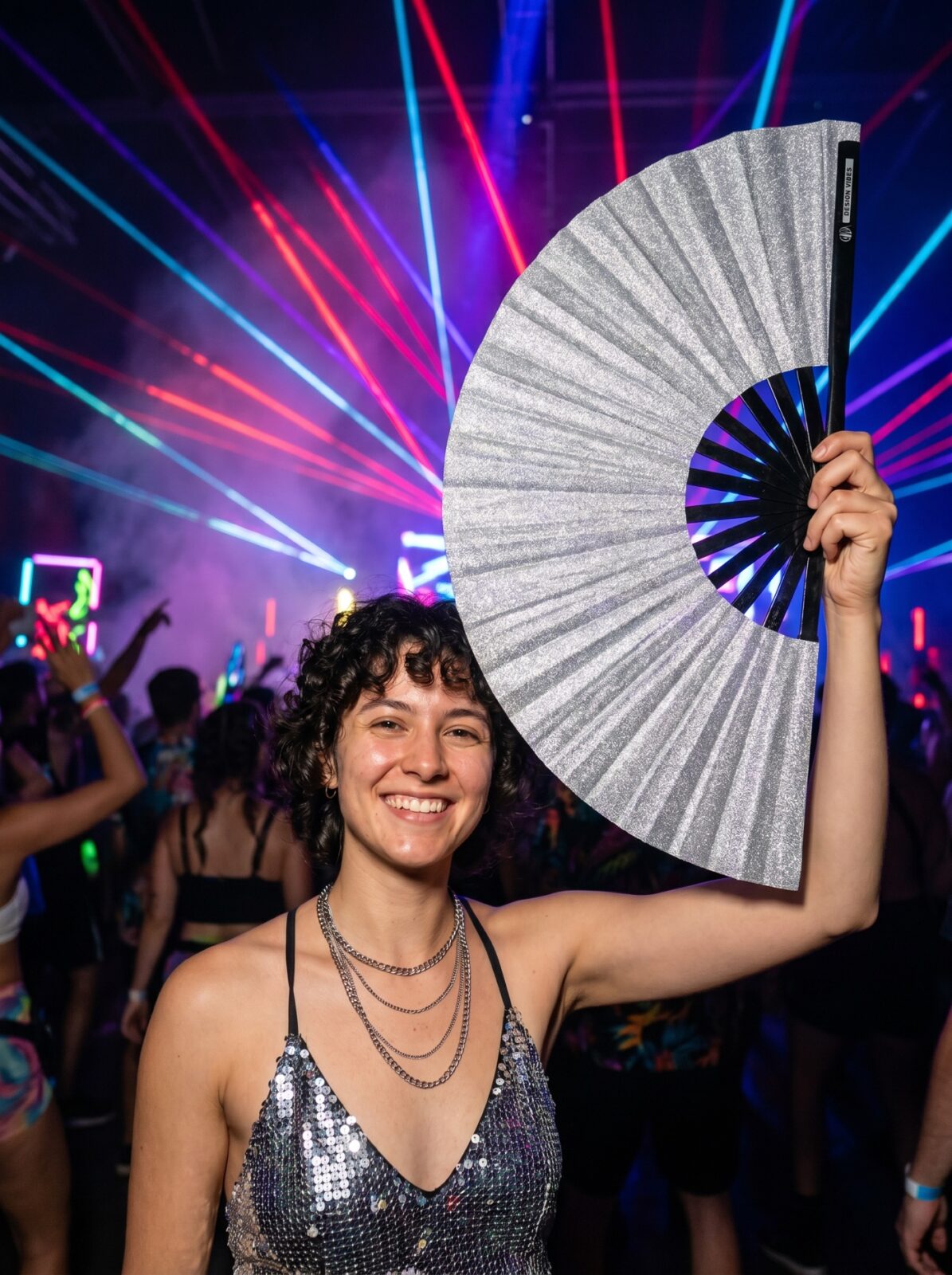 Festivalový vějíř stříbrné třpytky – třpytivý doplněk na rave i Pride – Zobrazení 2