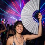 Festivalový vějíř stříbrné třpytky – třpytivý doplněk na rave i Pride – Zobrazení 2