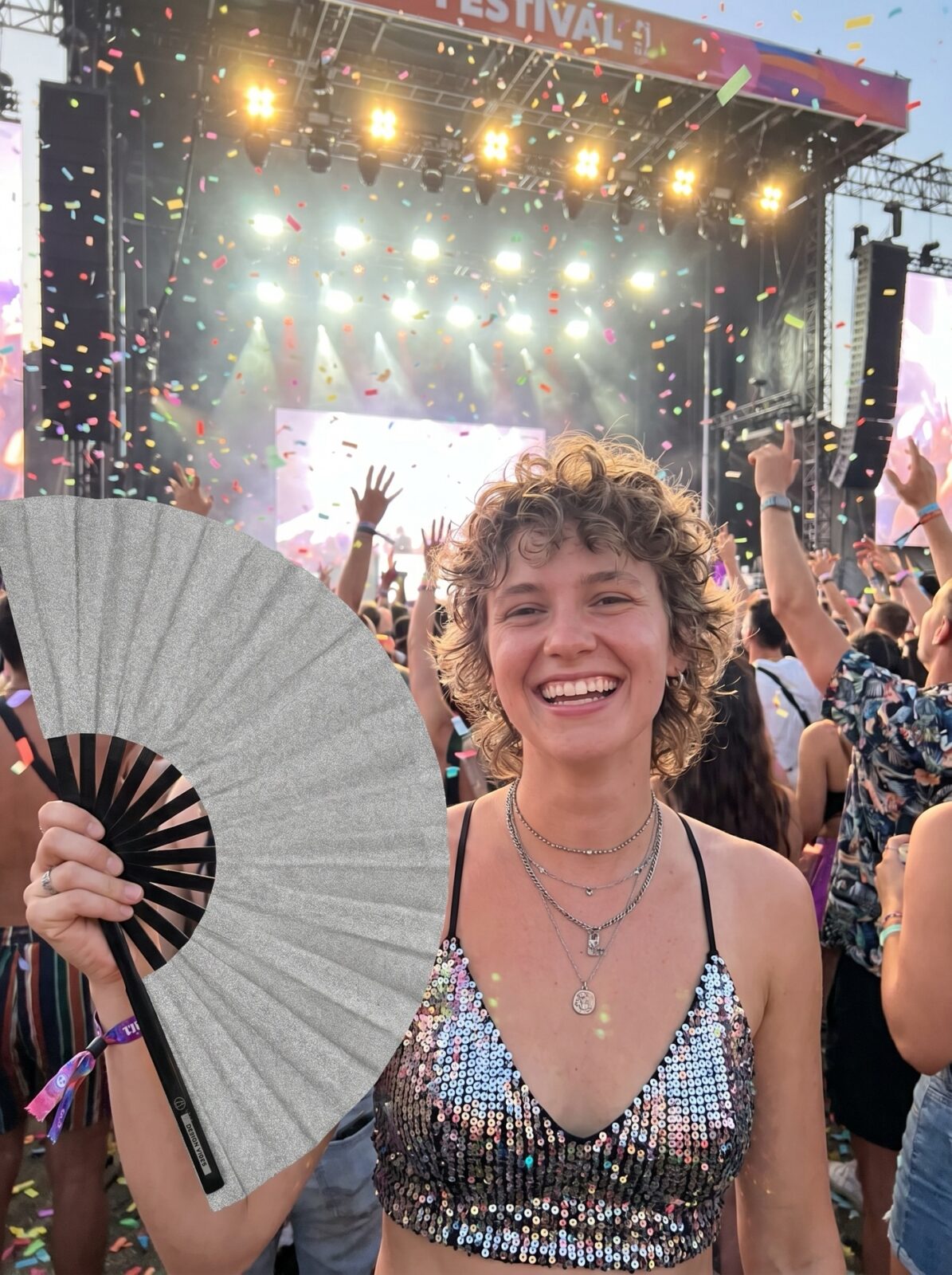Festivalový vějíř stříbrné třpytky – třpytivý doplněk na rave i Pride – Zobrazení 4
