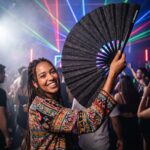 Festivalový vějíř černé třpytky – elegantní doplněk na rave i Pride – Zobrazení 2