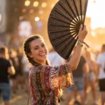 Festivalový vějíř černé třpytky – elegantní doplněk na rave i Pride – Zobrazení 3