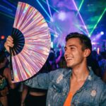Festival Fan holografické růžové barvy – duhový doplněk Pride – Zobrazení 2