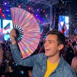Festival Fan holografické růžové barvy – duhový doplněk Pride – Zobrazení 4