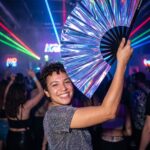 Festival Fan holografický modrofialový metalický doplněk – Rave doplněk – Zobrazení 2