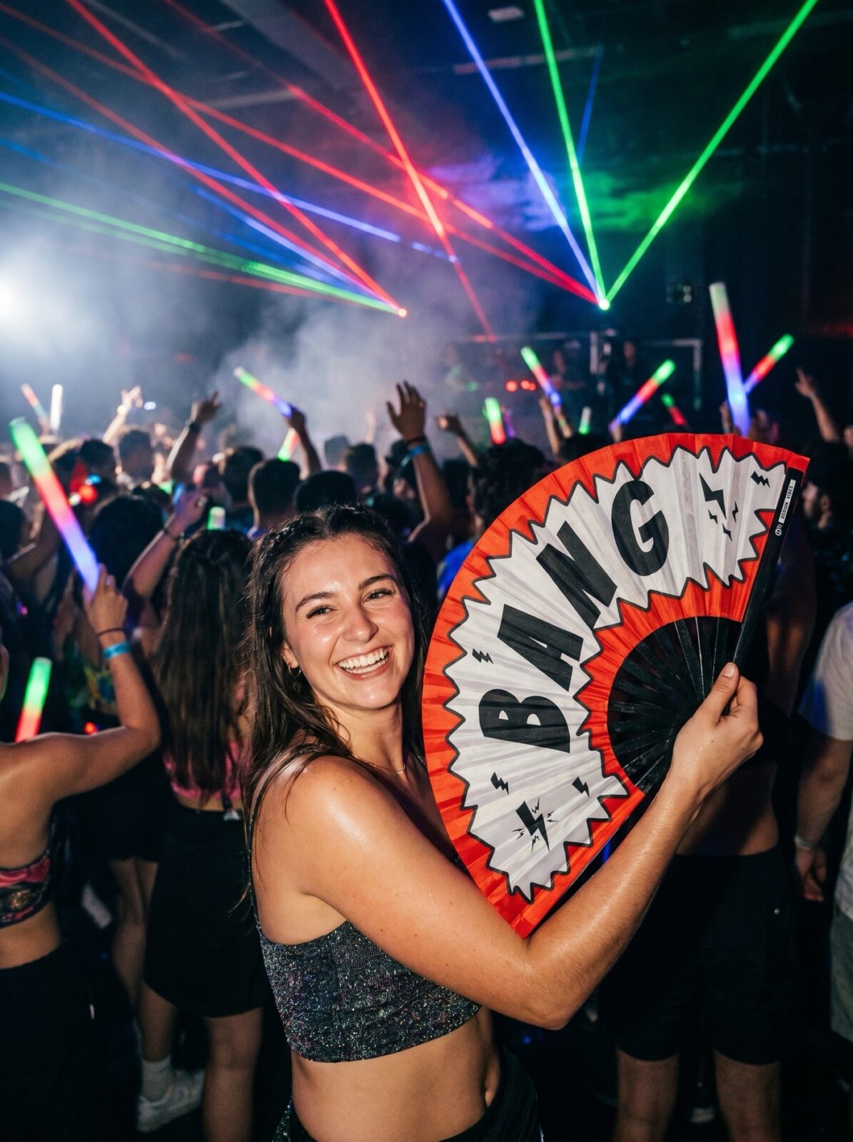 Festival Fan komiks „BANG“ v červené a bílé barvě – Rave & party doplněk – Zobrazení 2