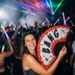 Festival Fan komiks „BANG“ v červené a bílé barvě – Rave & party doplněk – Zobrazení 2