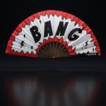 Festival Fan komiks „BANG“ v červené a bílé barvě – Rave & party doplněk – Zobrazení 1
