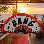 Festival Fan komiks „BANG“ v červené a bílé barvě – Rave & party doplněk – Zobrazení 6