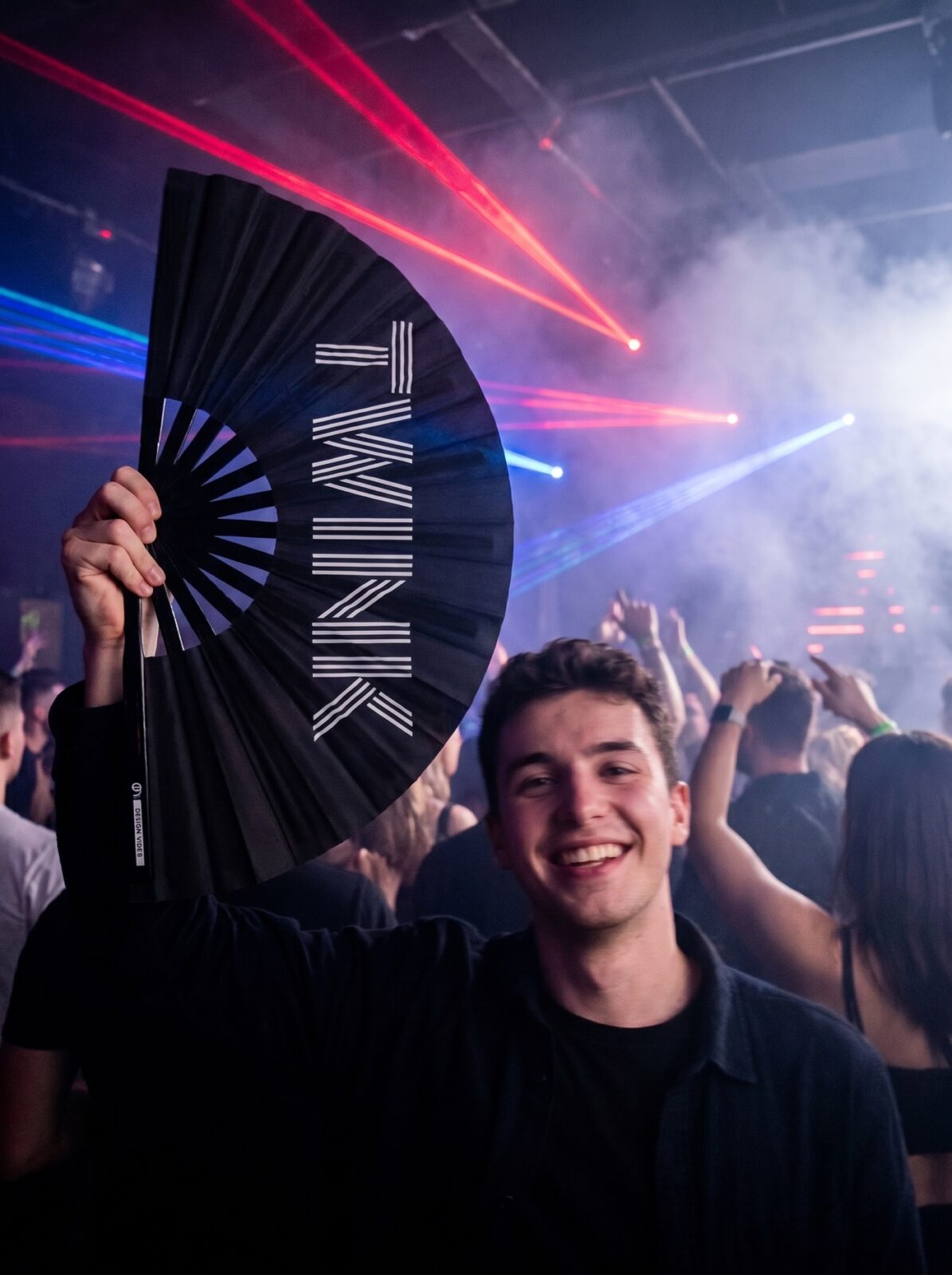 Festival Fan „TWINK“ v černé barvě – statement Rave & Pride – Zobrazení 2