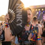 Festival Fan „KINKY“ v černé barvě – statement Rave & Pride – Zobrazení 3