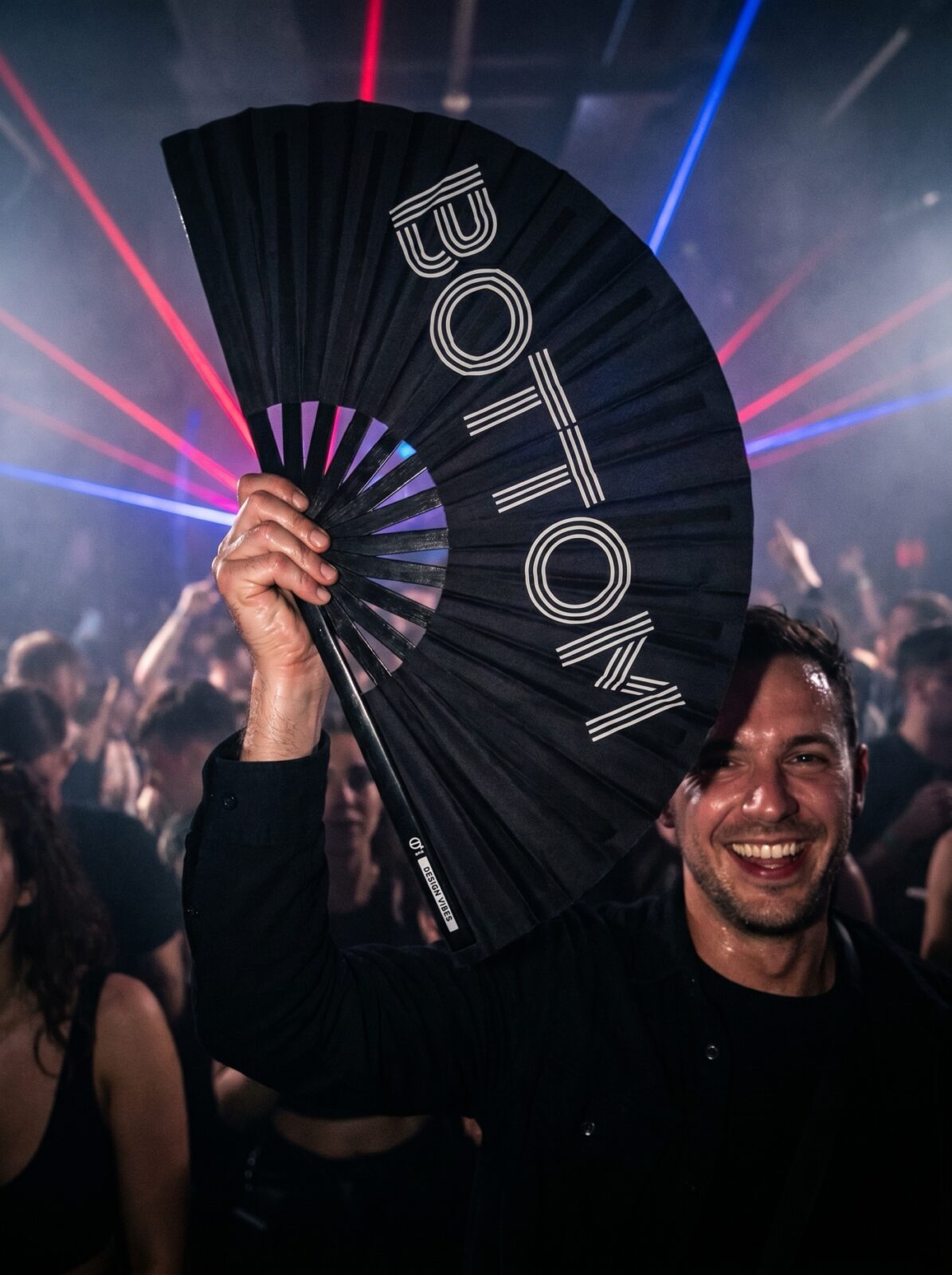 Festival Fan „BOTTOM“ v černé barvě – CSD & Rave doplněk – Zobrazení 2
