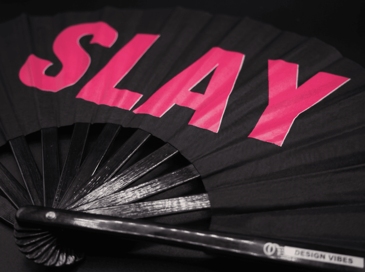Festival Fan „SLAY“ v černé a růžové barvě, doplněk na CSD a Rave, Zobrazení 6