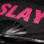 Festival Fan „SLAY“ v černé a růžové barvě, doplněk na CSD a Rave, Zobrazení 6