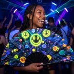 Festival Fan s neonovými acidovými smajlíky v černé barvě pro Techno a Rave, Zobrazení 2