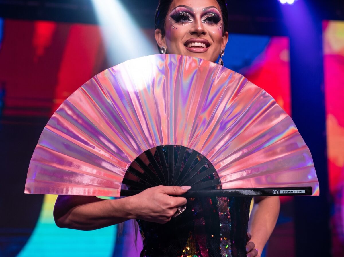 Festival Fan, holografická růžová, duhový doplněk k oslavě Pride, Zobrazení 5