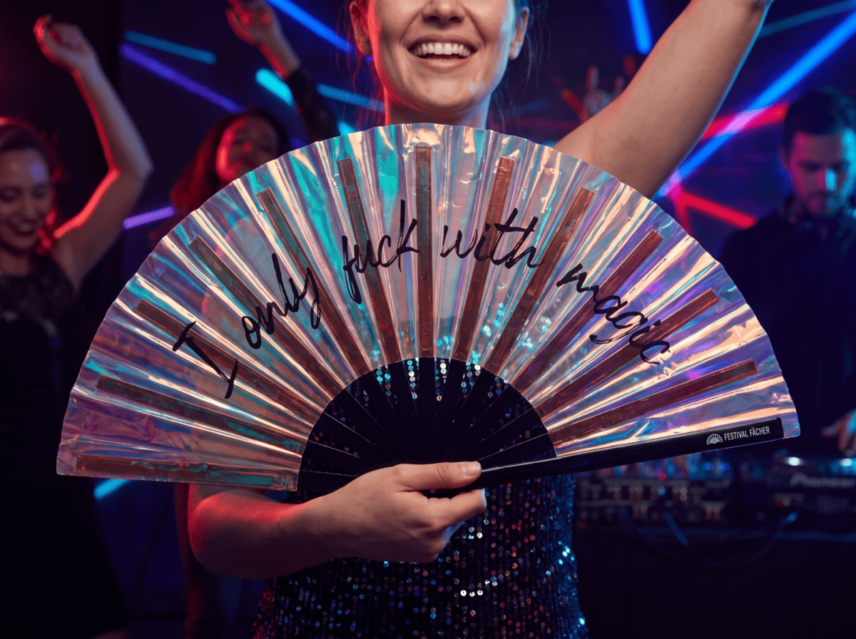Festival Fan „I only fuck with magic“ z holografické mědi pro Rave a festivaly, Zobrazení 2