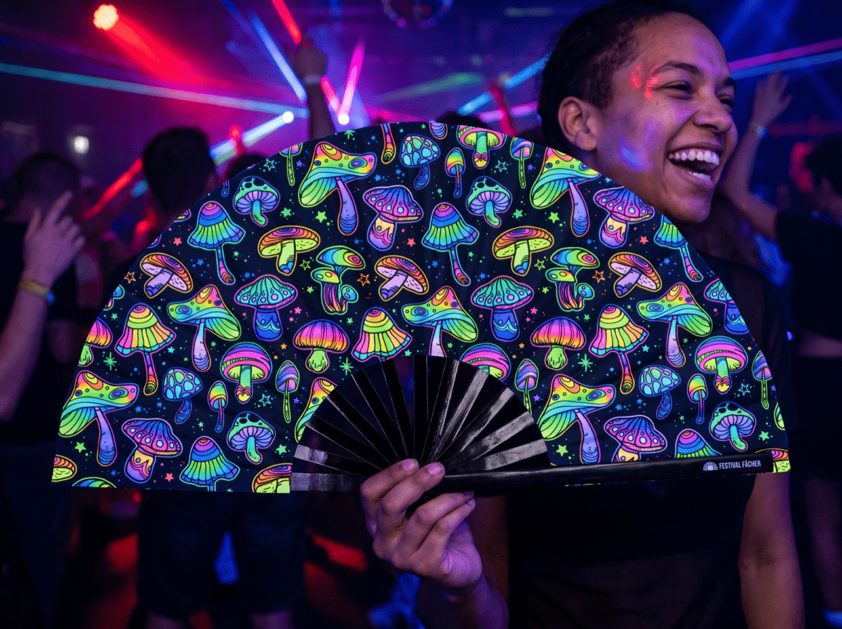 Festival Fan s neonovými houbami, pestré na černém pozadí pro psytrance a Goa, Zobrazení 2