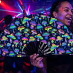 Festival Fan s neonovými houbami, pestré na černém pozadí pro psytrance a Goa, Zobrazení 2