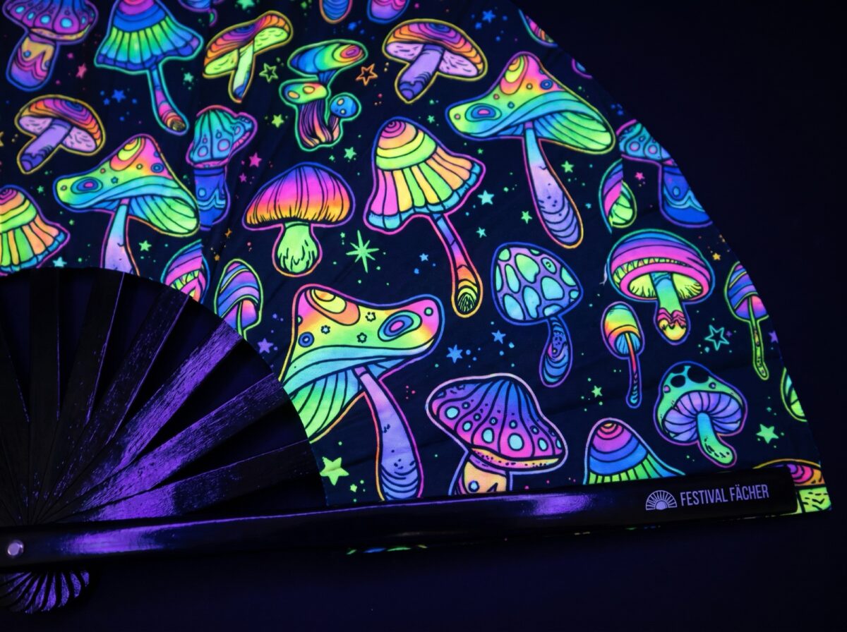 Festival Fan s neonovými houbami, pestré na černém pozadí pro psytrance a Goa, Zobrazení 5