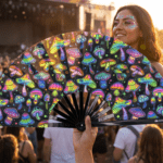 Festival Fan s neonovými houbami, pestré na černém pozadí pro psytrance a Goa, Zobrazení 3