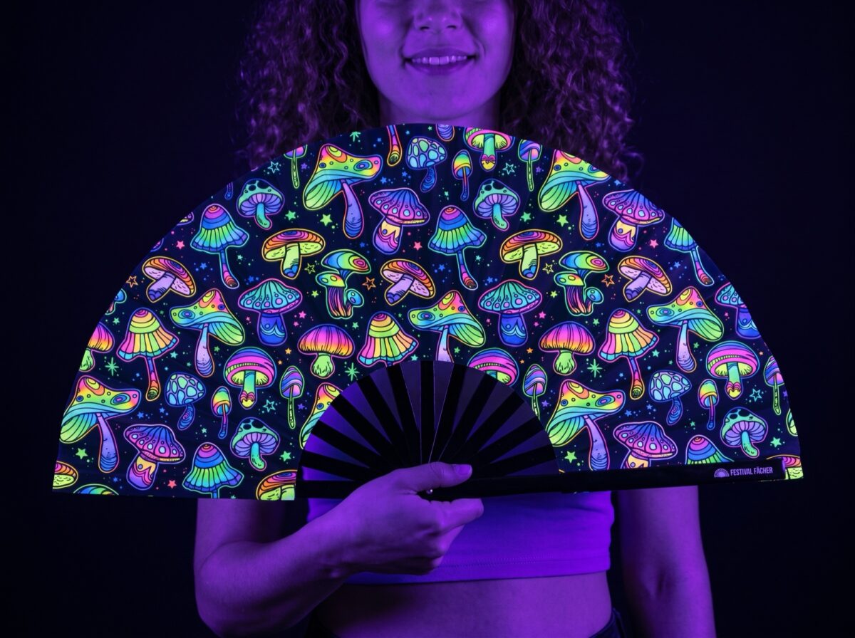 Festival Fan s neonovými houbami, pestré na černém pozadí pro psytrance a Goa Rave (UV)