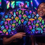 Festival Fans s neonovými houbami, černé, s airbrushovým potiskem, pro Goa a psytrance, Zobrazení 2