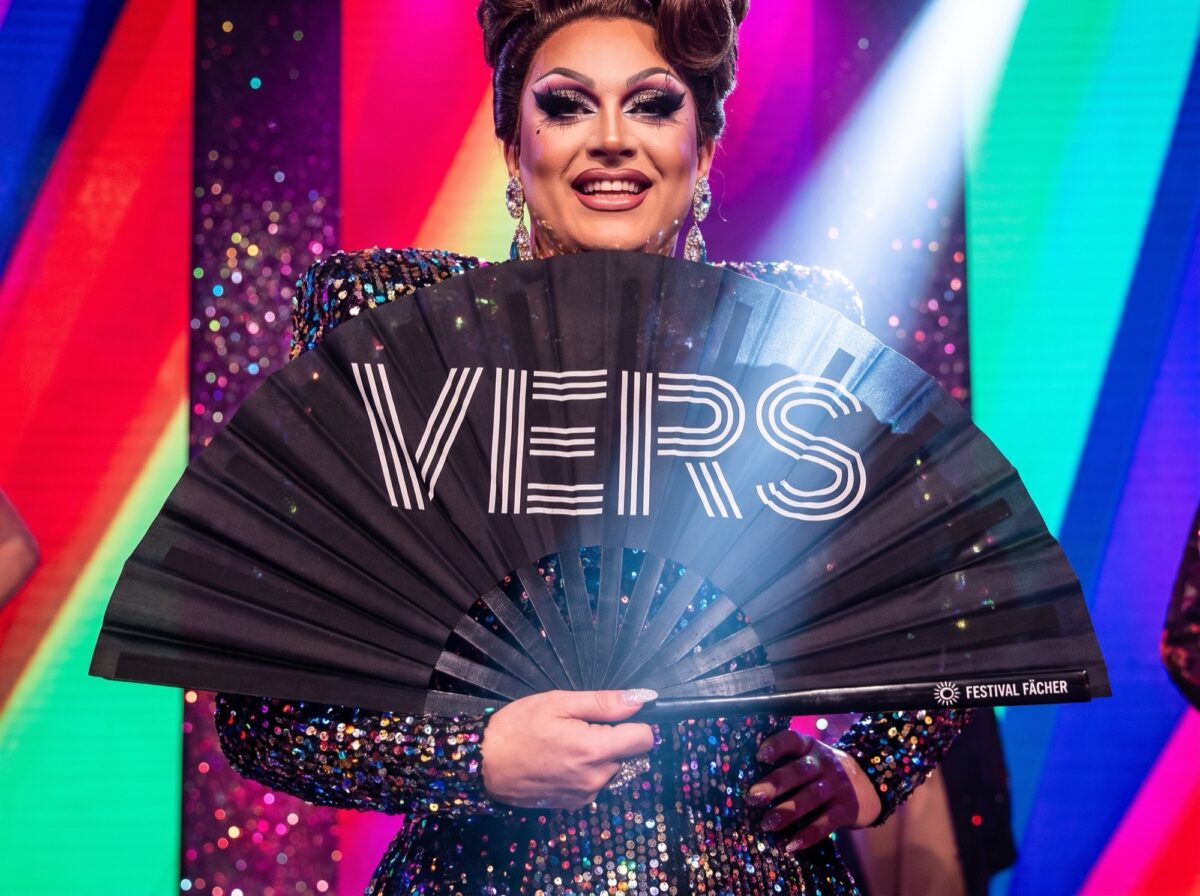 Festival Fan „VERS“ v černé barvě, statement pro Rave a CSD, Zobrazení 5